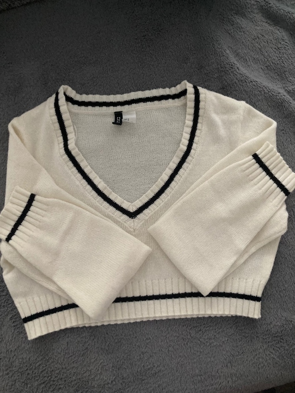 h&m divided black and white cropped sweater